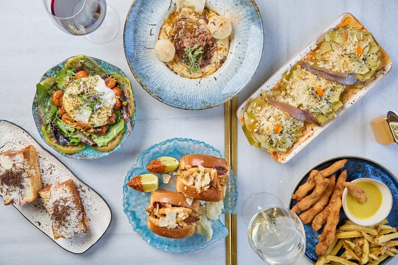 Mesa con platos de la carta de Hatillo, cocina creativa en Las Rosas, Madrid