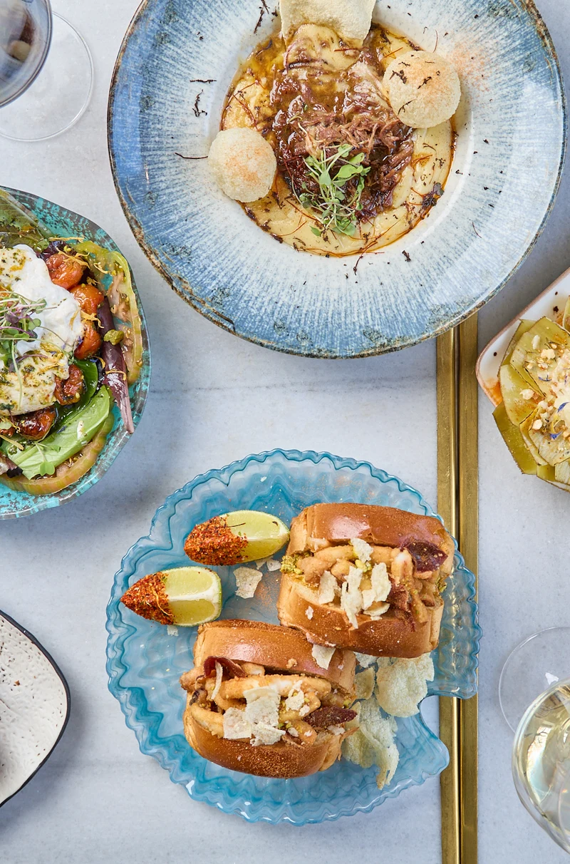 Selección de platos de Hatillo: guiso, burrata y brioche, restaurante en Las Rosas, Madrid